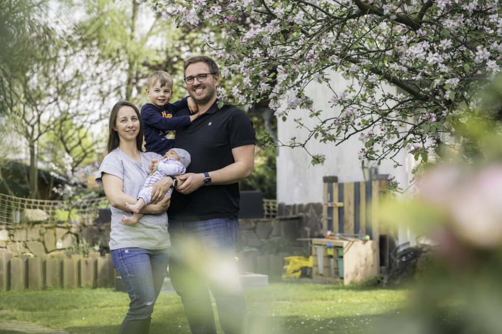 Familienfoto von Familie Lackmann im Garten in Bottrop, NRW, Ruhrgebiet